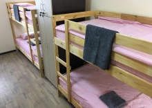 Кровать в 8-местном общем женском номере в Оригинал