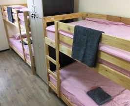 Кровать в 8-местном общем женском номере в Оригинал