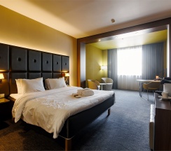 Номер Executive Suite c большой двуспальной кроватью в МЕРКЮР ТЮМЕНЬ ЦЕНТР