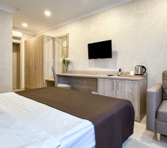 "Стандарт" Стандартный трехместный номер с двуспальной кроватью и дополнительным местом в Диона