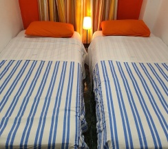 Двухместный номер Standard 2 отдельные кровати в Low Cost Room Plaza de Hierro IV
