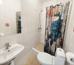 Номер стандарт с 1 односпальной и 1 двуспальной кроватью в Регион 86