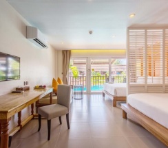 Четырёхместный номер Grand Deluxe с видом на бассейн в Arinara Beach Resort Phuket