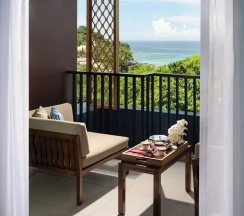 Семейный номер Premier с балконом и с видом на море в Avista Grande Phuket Karon - MGallery