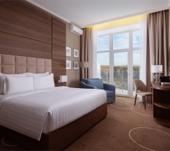 Номер Deluxe + с балконом и двуспальной кроватью в Movenpick Resort&SPA Anapa Miracleon