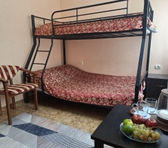 Трехместный номер с двуспальной и односпальной кроватью в Ардо