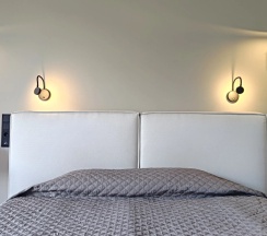 Семейный коттедж с балконом и с красивым видом из окна в Калайчев двор