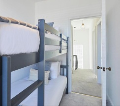 Коттедж с 5 комнатами в Host Stay Castle View
