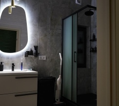 Большой дом Форест с чаном в окружении леса в Timeless