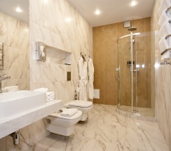 Двухкомнатный люкс с балконом и видом на море (одна кровать 160 см, диван 140 см) 3* в Golden hills