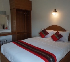 Двухместный номер Standard с балконом двуспальная кровать в Maesot Siri Hotel