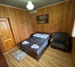 Трехместный номер с двуспальной и односпальной кроватью в Гостиница-на-море.РФ
