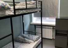 Кровать в общем номере с красивым видом из окна в Staffhostel