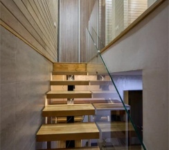 Двухуровневый люкс в Wood House