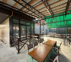 Семейный номер с двуспальной кроватью и 2 односпальными кроватями с кухней в BoxHouse