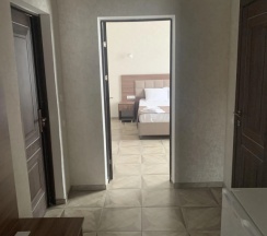 Люкс Luxury с 2 комнатами с балконом и с красивым видом из окна в Артика