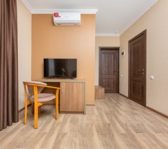 Двух местный Стандарт с 2 доп.местом с балконом в Brown hotel