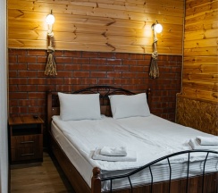 Четырехместный номер с двуспальной и двухъярусной кроватью в Пик Архыза