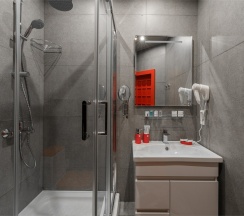 Джуниор Cюит в Welcome House