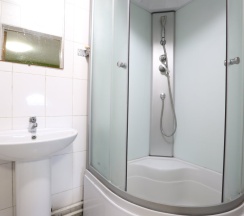 Кровать в общем номере с красивым видом из окна в Пётр первый