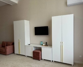 делюкс плюс двуспальная кровать и диван в Эмир