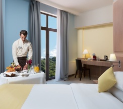 Люкс с балконом в Golden Tulip