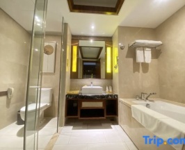 Люкс Deluxe с 3 комнатами с красивым видом из окна в Jinghai Hotel & Resort