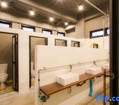 Кровать в общем номере в bloo Hostel
