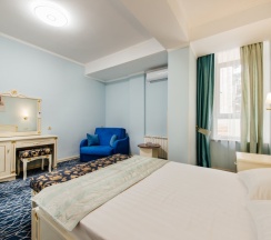 Трёхместный номер Стандарт с балконом в Dvin