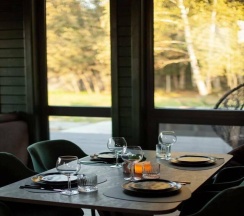 Большой дом Форест с чаном в окружении леса в Timeless