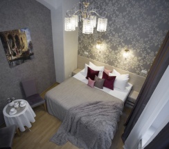 Люкс | Балерина (2+1) с высокой кроватью (180 см)  и односпальным диванчиком в Veneta rooms guesthouse