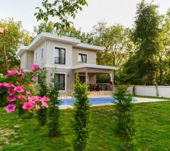 Вилла с балконом и с красивым видом из окна в Guzel Evler Family Resort