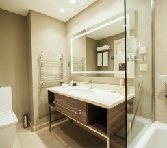 Люкс "Гранд" (Апартамент с 1 спальней) в Кортъярд Марриотт Сочи Красная Поляна