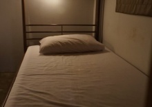 Кровать в общем номере с балконом в Some Rest Hostel Khao San