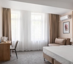 Трехместный номер с видом на город в Kinney hotel sea view