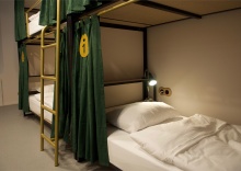 Кровать в общем 4-местном номере для мужчин и женщин в Guten Duck Moscow
