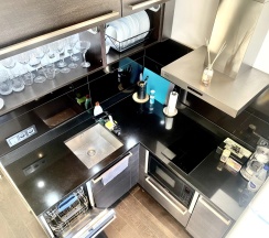 Двухместные апартаменты с 2 комнатами с балконом и с красивым видом из окна двуспальная кровать в Апартаменты InterLoft 6 Old Town Free Parking Wi-Fi 100/50 Smart TV