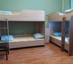 Кровать в 8-местном женском номере в Диско