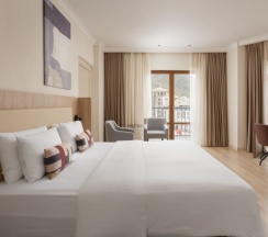 Представительский люкс с джакузи и террасой в Кортъярд Марриотт Сочи Красная Поляна