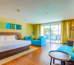 Четырёхместный люкс семейный с балконом в Отель Holiday Inn Resort Phuket Karon Beach by IHG