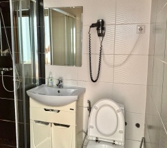Комната в коттедже "Чародеи", 2 односпальные кровати и диван в Медвежка в Карелии