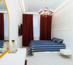 Двухместный люкс с 2 комнатами (двуспальная кровать) в Skyline Plaza Hotel