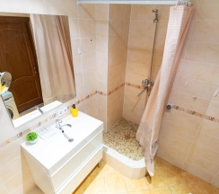 3-комнатные апартаменты улучшенные с балконом для 5 гостей в Степаненков