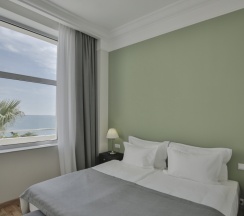 Сюит с террасой с красивым видом из окна в Garden Resort