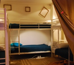 Кровать в общем номере (Без окна) в Royal