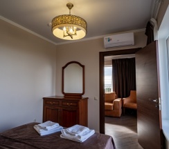 Двухместный полулюкс (Главный корпус) с 2 комнатами с балконом двуспальная кровать в Литфонд