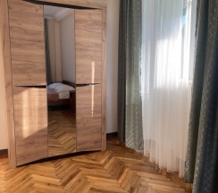 Четырёхместный семейный люкс с балконом и с видом на город в Закавказье