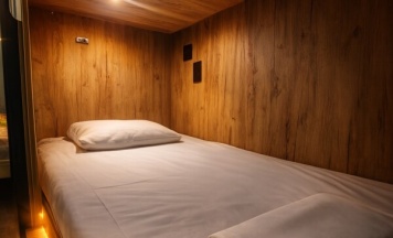 Капсула в 8-местном номере в Автор