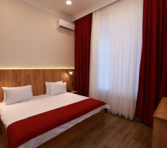 Двухместный номер Deluxe с балконом двуспальная кровать в Malakan Hotel