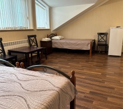 Трехместный номер с двухспальной и односпальной кроватями в Караван-Сарай